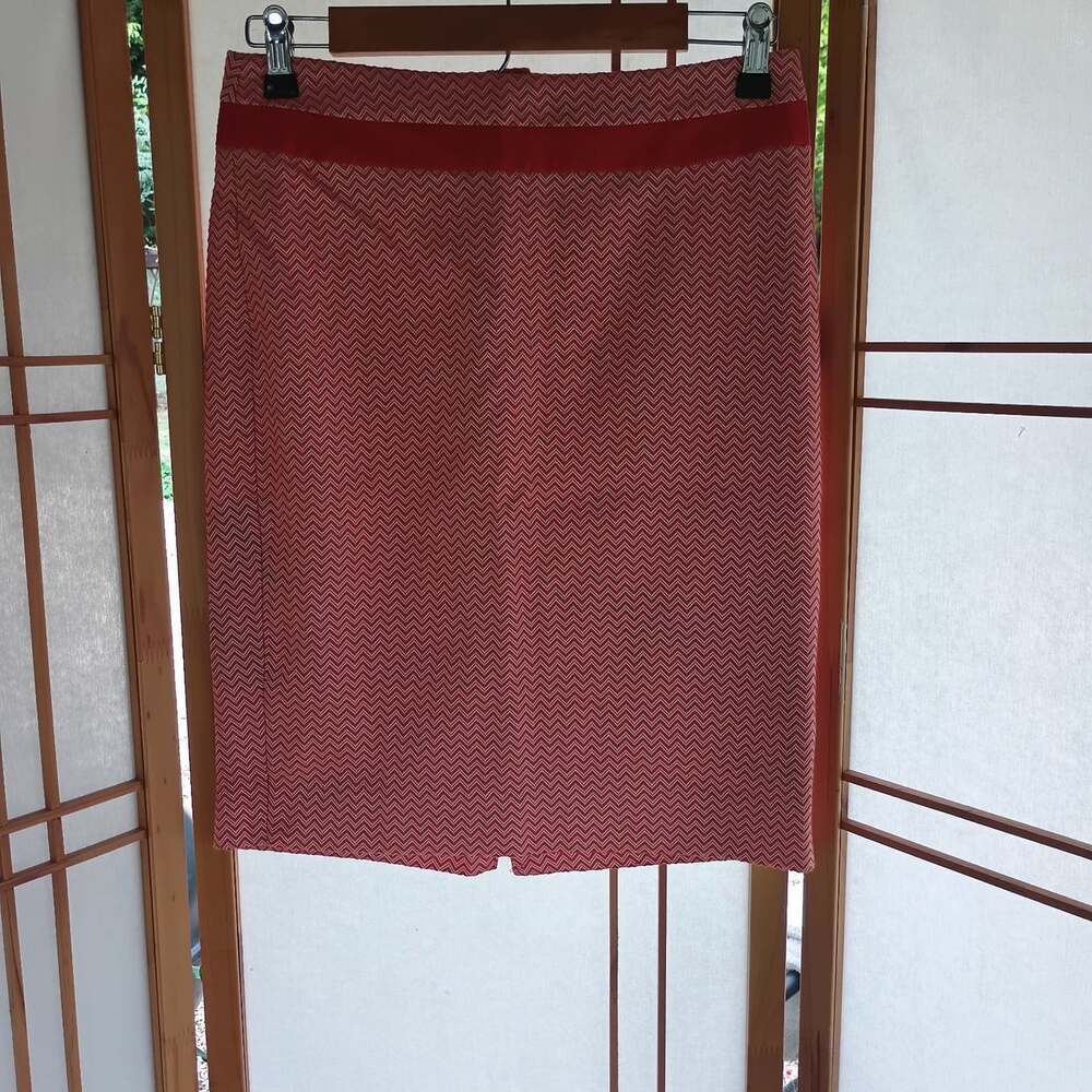 The Limited Coral & White Chevron Pencil Skirt. Bold Career. Preppy. Size 2